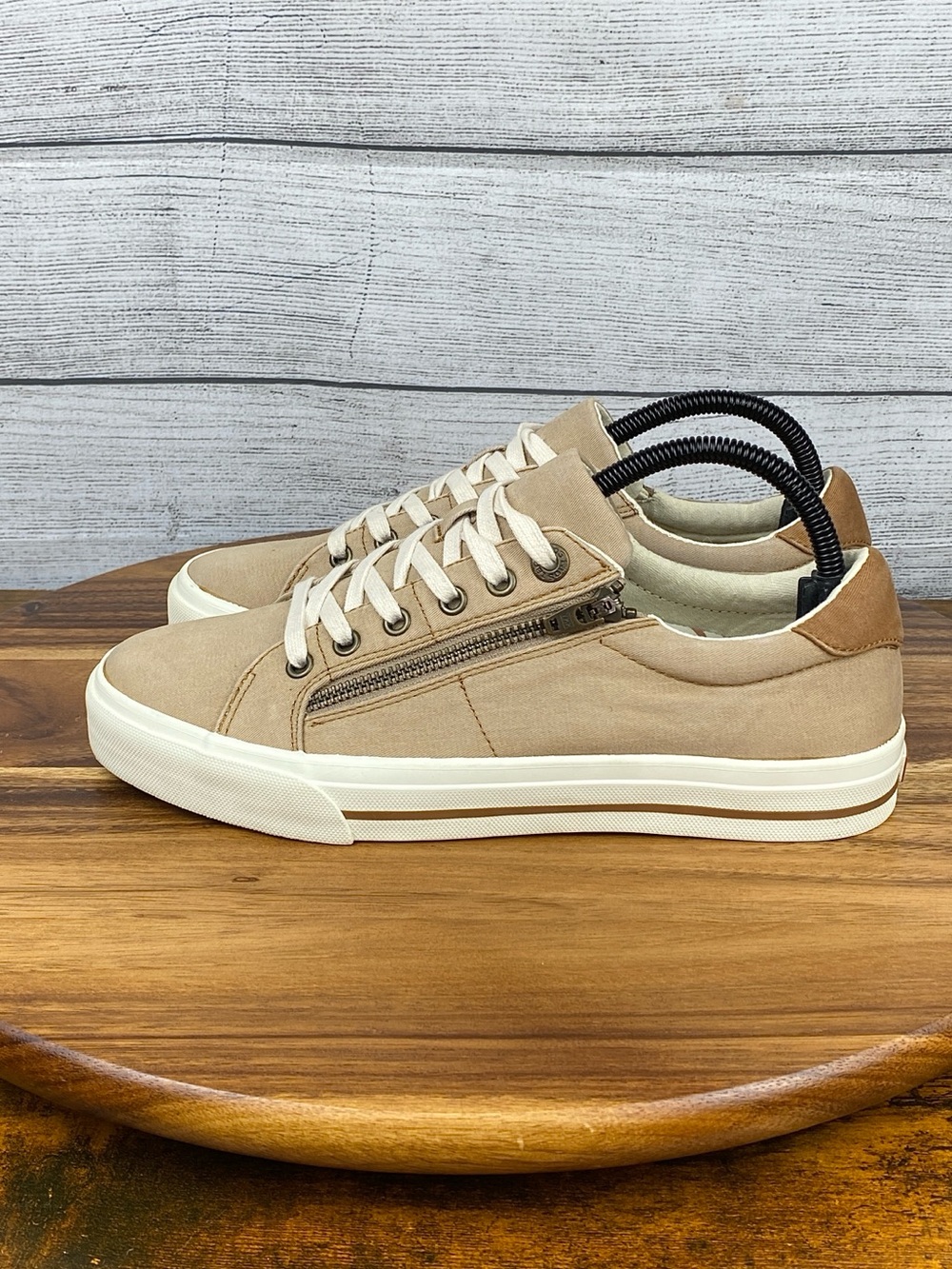 Taos Footwear Turbo Z Soul Tan Lace Up Side Zip Sneaker Women’s Shoe Size 9